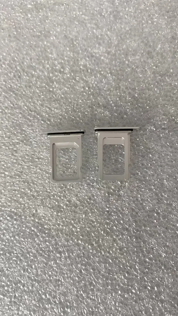 iPhone 16E/17E SIMトレイ白